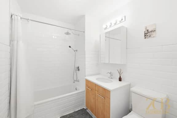 Beautiful & Spacious 2BR 2BA w/ Elevator & Laundry