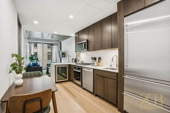Mint Condition Modern 2BR, WD, Elevator / Chelsea 