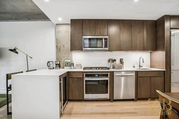 Mint Condition Modern 2BR, WD, Elevator / Chelsea 